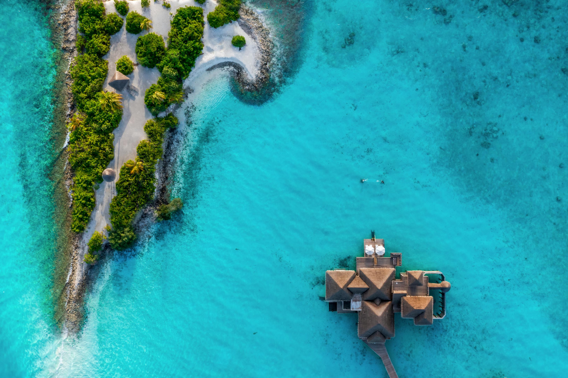 GLM_Aerial View of Family Villa 38 with 3 Palm Island